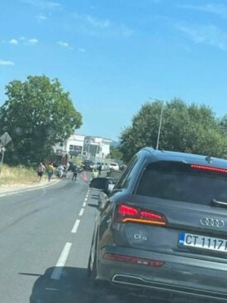 Тежка катастрофа в Карлово, кола се запали