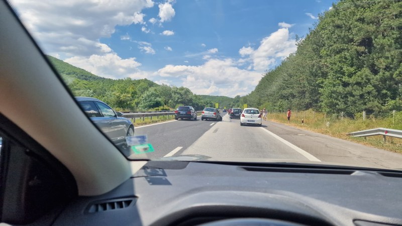 Дълга колона на АМ “Тракия“, коли превзеха аварийната лента