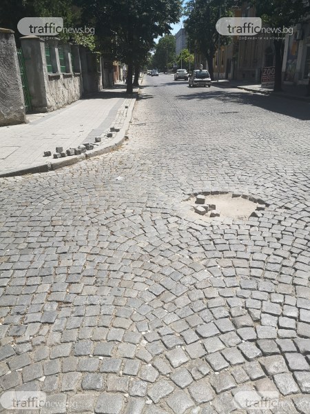 Нелеп инцидент: Кола спука гума в дупка в центъра на Пловдив