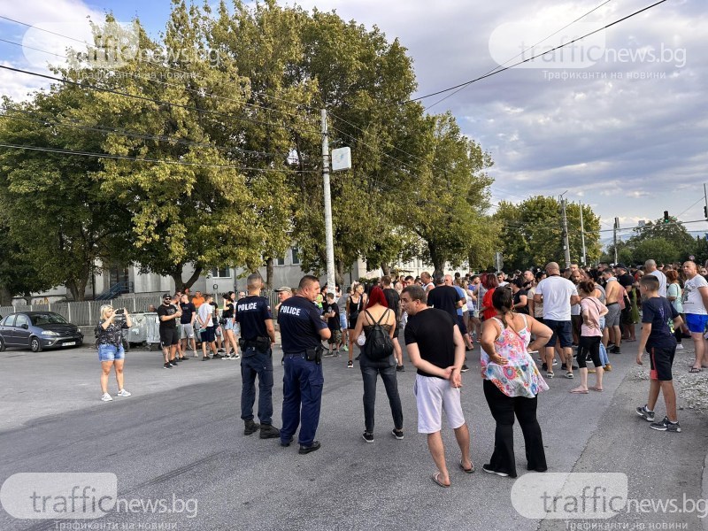 Протестиращи се събраха пред дома на близнаците в Цалапица, полиция е на мястото