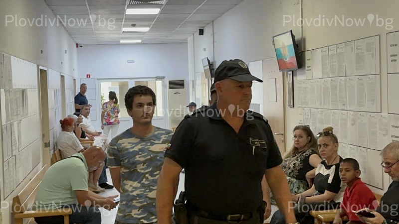 Тийнейджърът, набил майка си и баба си в Пловдив, ги тормозел системно