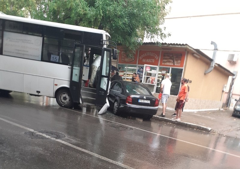 Кола и автобус се удариха в Пловдив