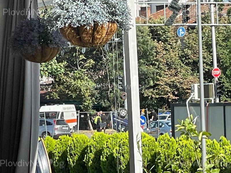 Кола се преобърна на кръстовище в Пловдив