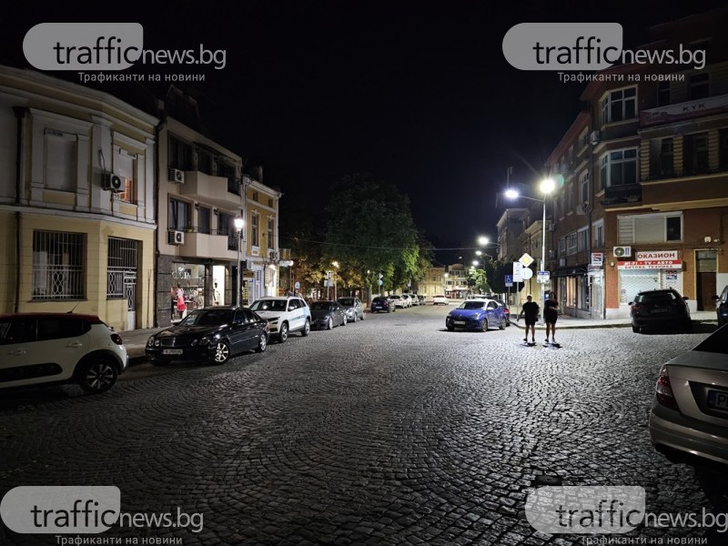 Пловдивчани превръщат централна улица в нелегален паркинг всяка вечер