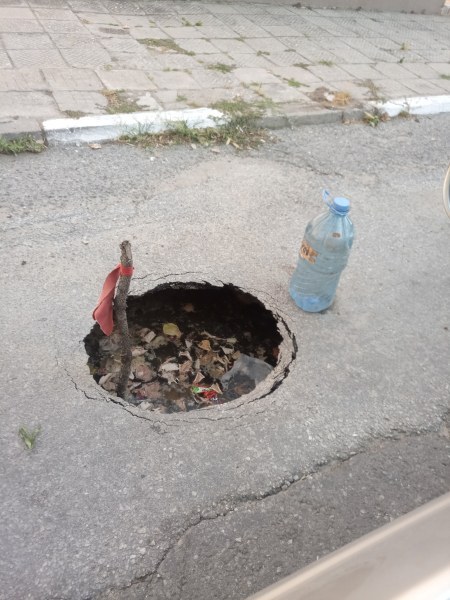 Кратер заплашва да пука гуми на асеновградска улица