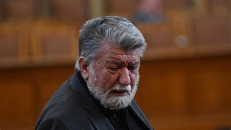 Вежди Рашидов се разделя с два поста