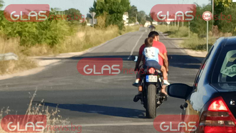 Мъж вози смело дете на мотор край Калояново