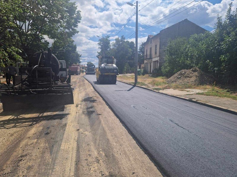 Асфалтират улица в Карловското село Дъбене