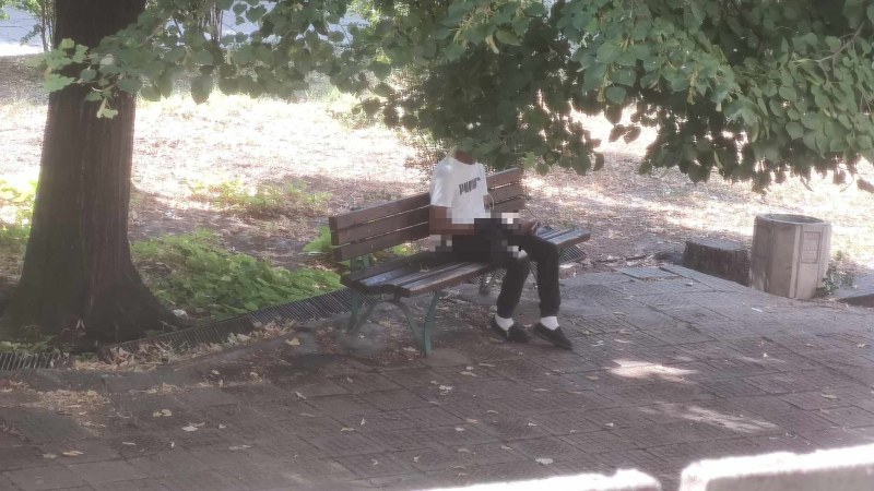 Установена е самоличността на мъжа, опипващ се посред бял ден в центъра на Пловдив