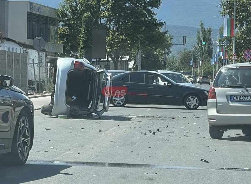 Кола се преобърна на булевард в Пловдив