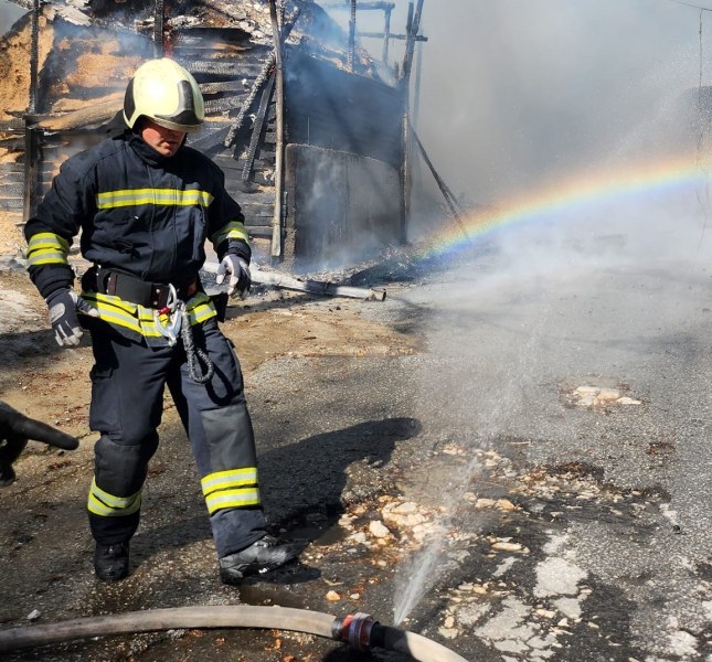 Автомобил се запали в гараж в Коматево, пострадаха двама мъже