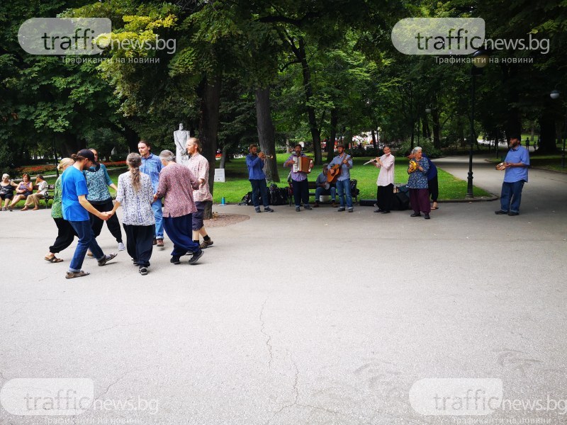 Група чужденци пее и танцува в Пловдив, разпространявайки противоречиви послания