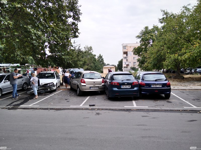 Шофьор удари паркирани коли в Пловдив и избяга