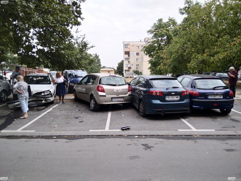 Задържаха шофьора, ударил паркирани коли в Пловдив и избягал