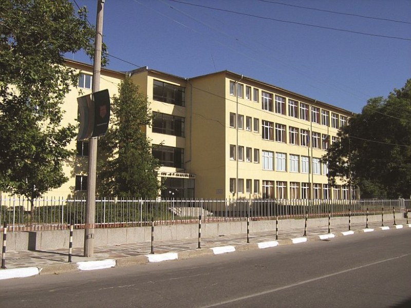 Закриват паралелки в гимназии в Пловдив, Кричим, Хисарско, Карлово