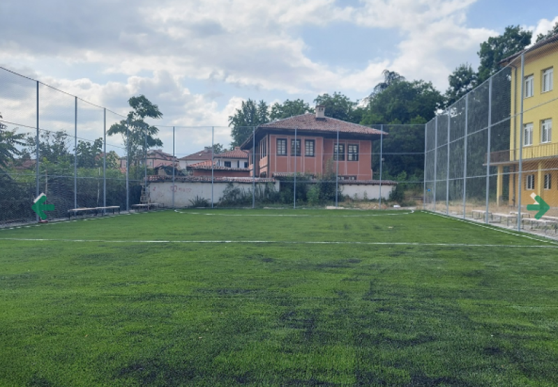 Карловско училище се радва на нова площадка за мини футбол