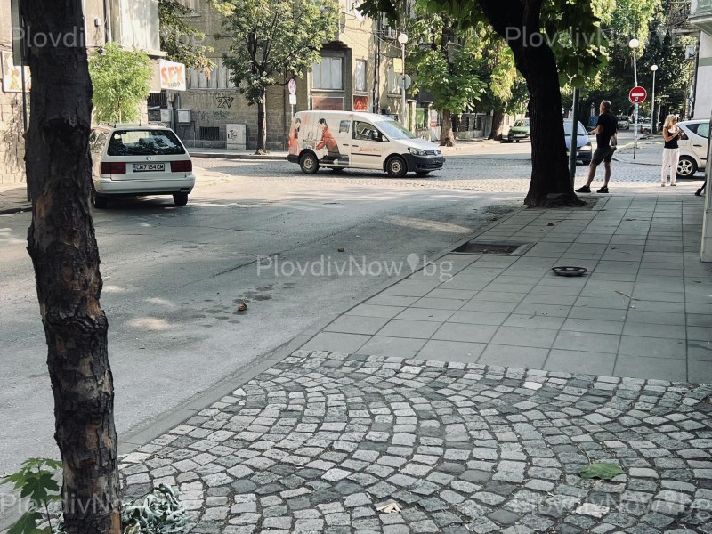 Катастрофа в центъра на Пловдив, кола се завъртя и се озова на тротоар