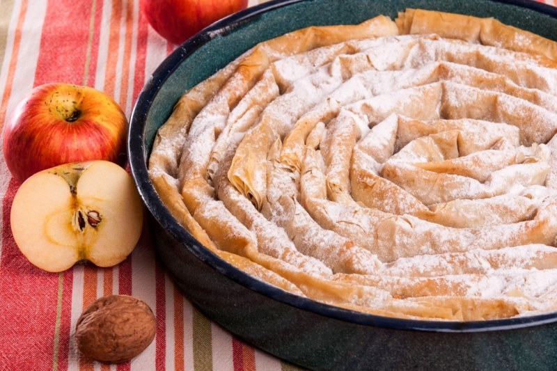 Лесна рецепта за баница с ябълки и локум