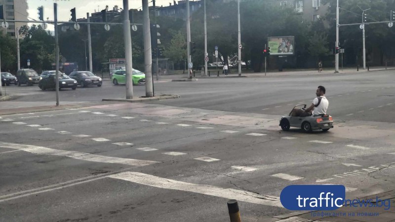 Пловдивчанин подкара електрическа детска количка по велоалеите