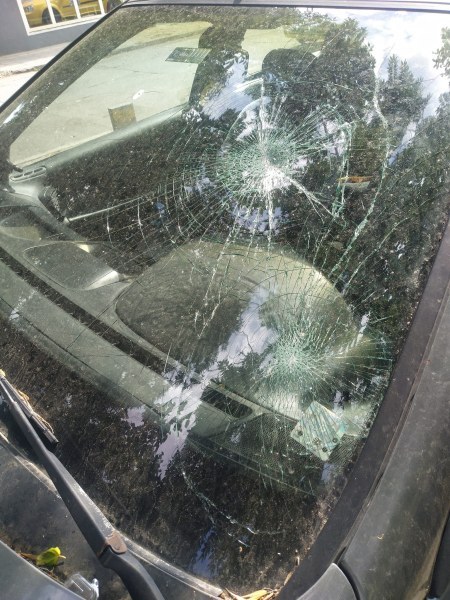 Пловдивчанка завари автомобила си със счупено стъкло в Кършияка