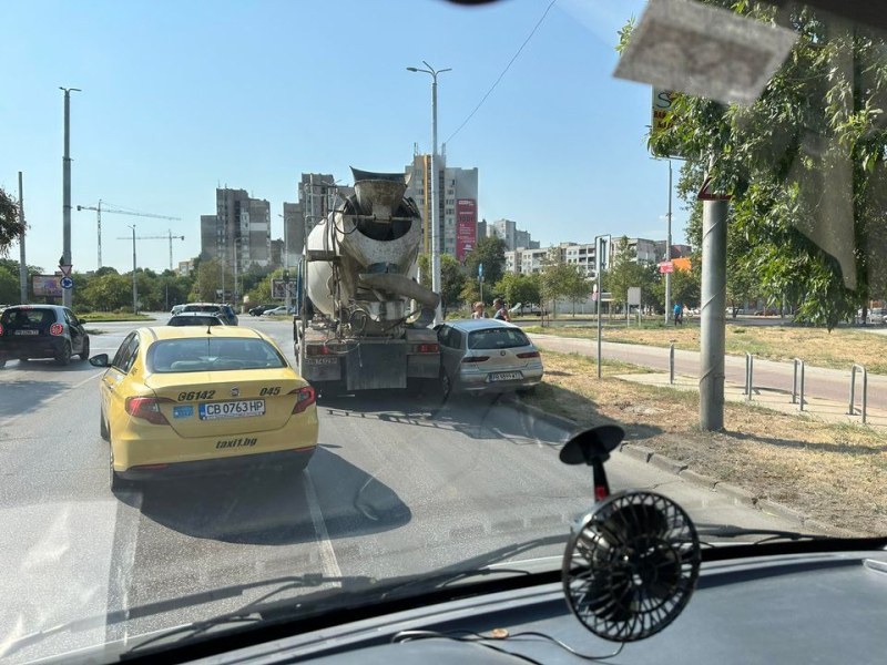 Бетоновоз и кола се удариха на кръстовище в Пловдив