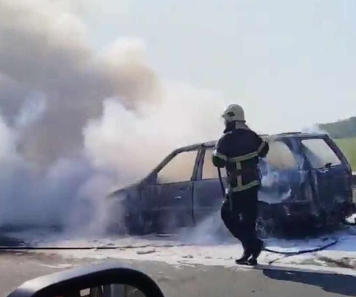 Кола се запали на магистралата край Пловдив