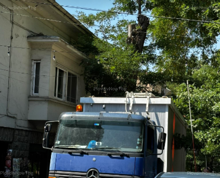 Повдигат с прът лампичките в Стария град, за да минат тежки камиони