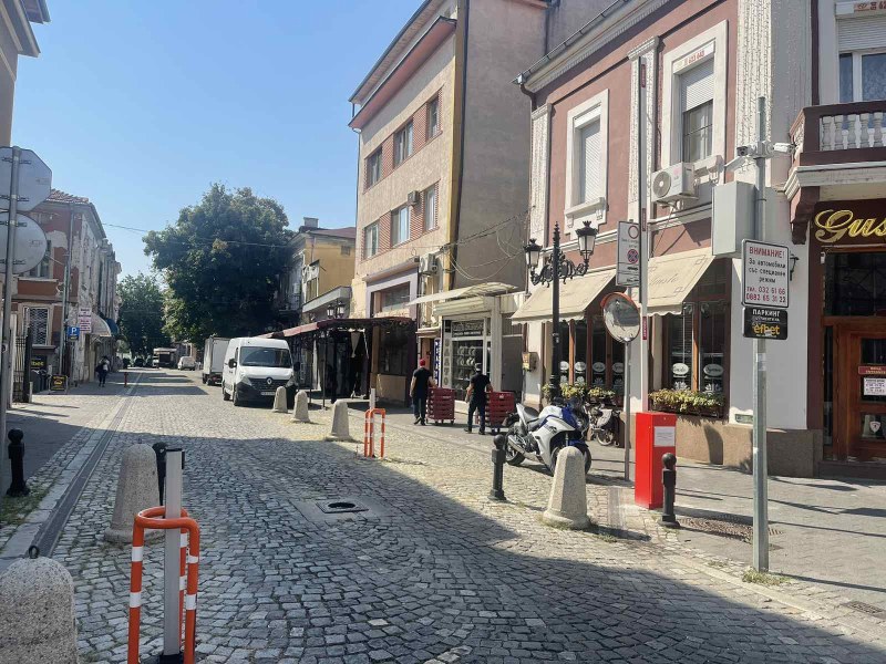 Нова бариера ще спре безразборното влизане и паркиране на коли в пешеходната част на ул. „Отец Паисий”.