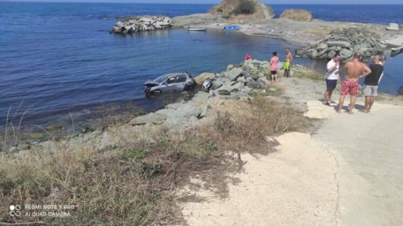 Пловдивска кола се озова в морето Пловдивска кола се озова в морето