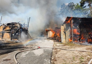 Пожар пламна в селскостопански постройки в Лъки