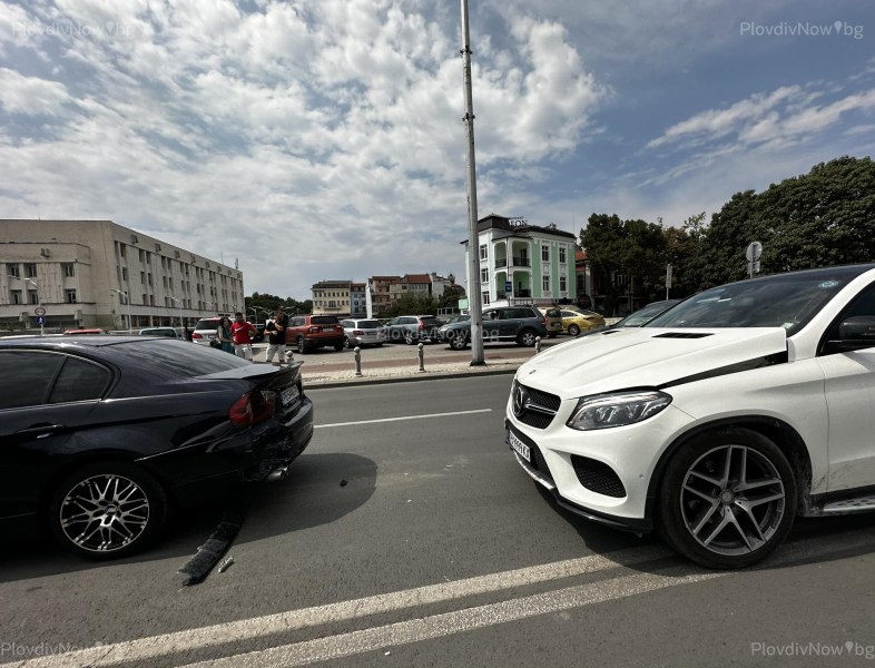 Катастрофа затрудни трафика в центъра на Пловдив
