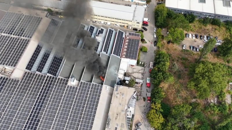 Пожар избухна в производствена сграда в Пловдив