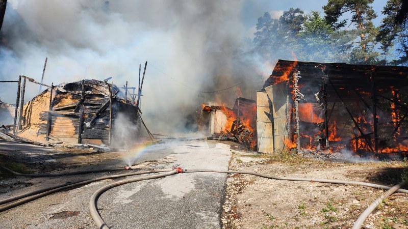 Пожар пламна в селскостопански постройки в Лъки