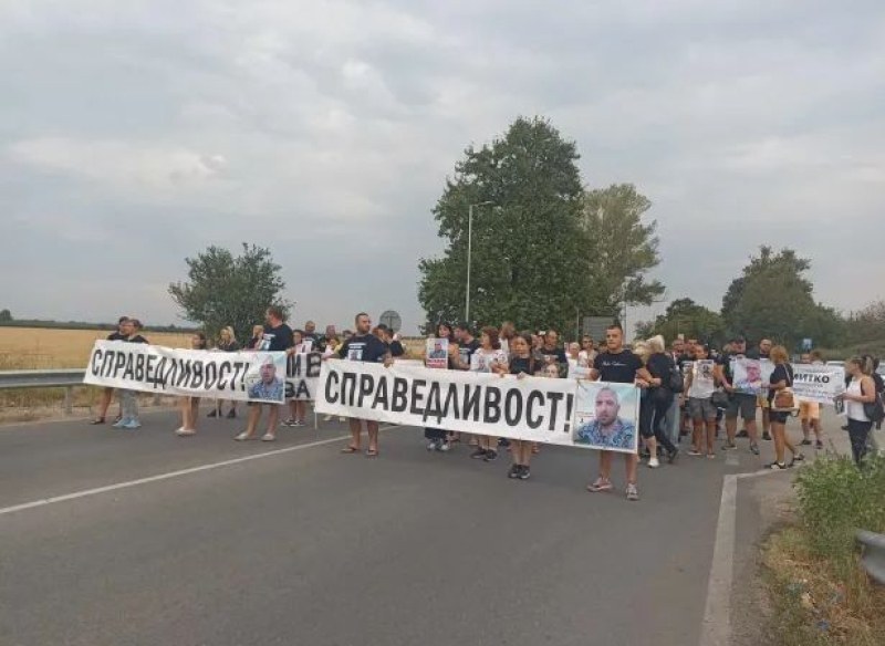 Жители на Цалапица блокираха главен път като протест за убийството на Митко