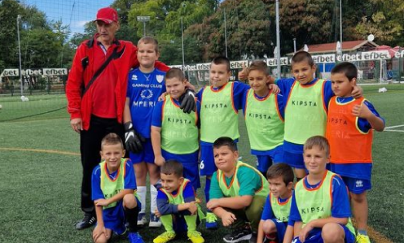 Канят деца да тренират футбол в Перущица, включително и момичета