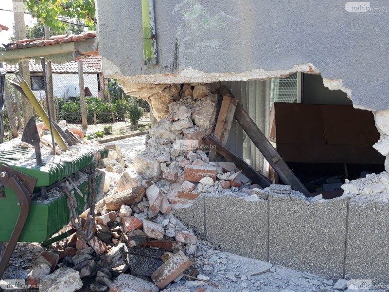 Трактор се вряза в къща в брезовското село Чоба