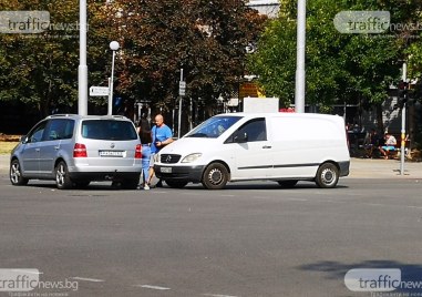 Кола и микробус се удариха на кръстовище в Пловдив