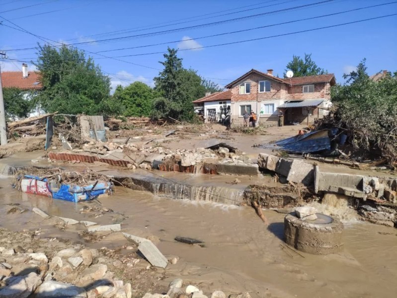 Почти година след потопа в Карловско - как живеят хората