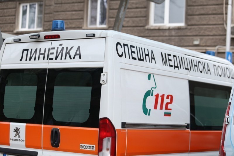 Кола блъсна жена на пешеходна пътека в Карлово