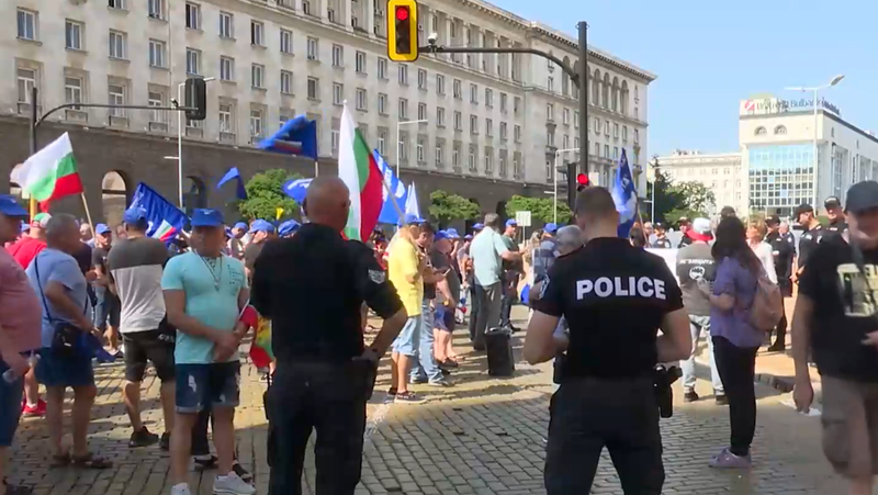 Медици от Спешна помощ подновяват протестите си за по-високи заплати