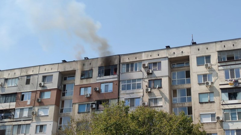 Пожар пламна в апартамент в Кючука