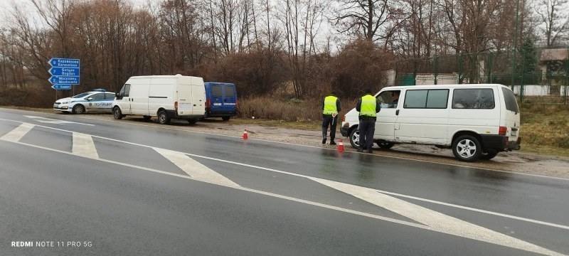 Румънец, превозвал мигранти, опитал да подкупи полицаи край Пловдив