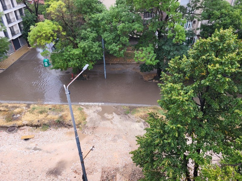 Разкопан пловдивски булевард  - под вода след дъжда