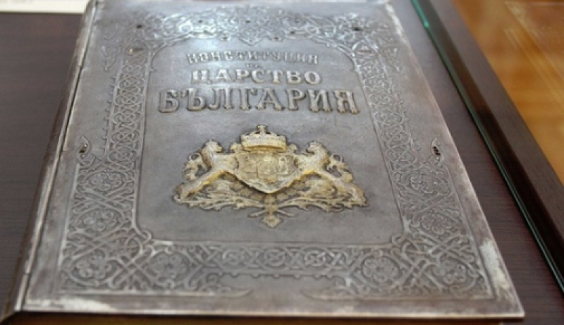 На този ден: Княз Александър Батенберг възстановява Търновската конституция