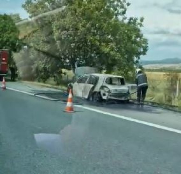 Кола изгоря на магистрала “Тракия“ Кола изгоря на магистрала “Тракия“