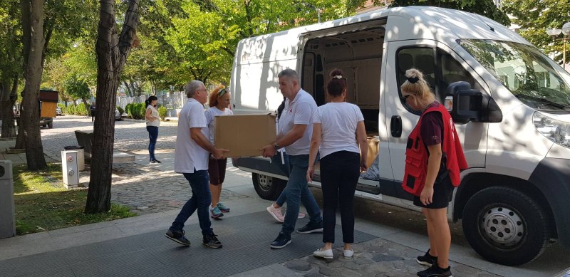300 пакета с храни и бутилирана вода изпрати Община Пловдив за бедстващите в Царево