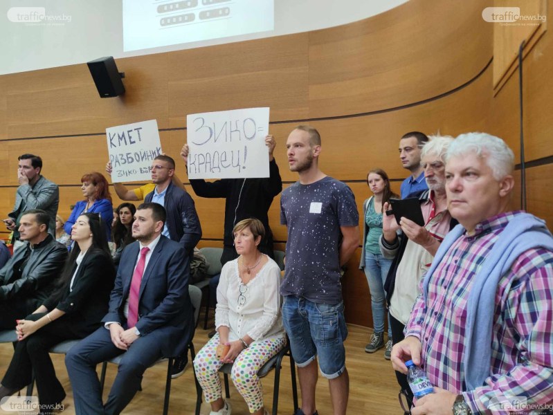 Освирквания на протестиращи прекъснаха сесията на Общинския съвет