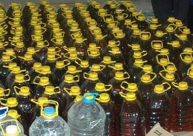 Много нелегален алкохол и пиротехнически изделия откриха в имот в Съединение