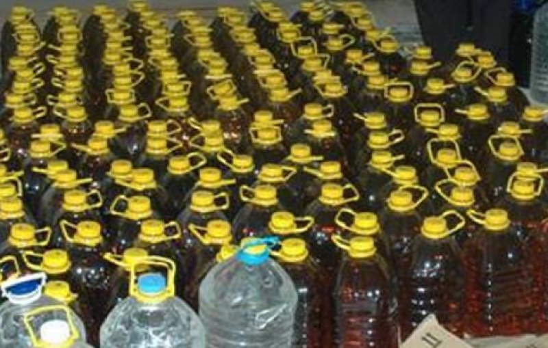 Много нелегален алкохол и пиротехнически изделия откриха в имот в Съединение