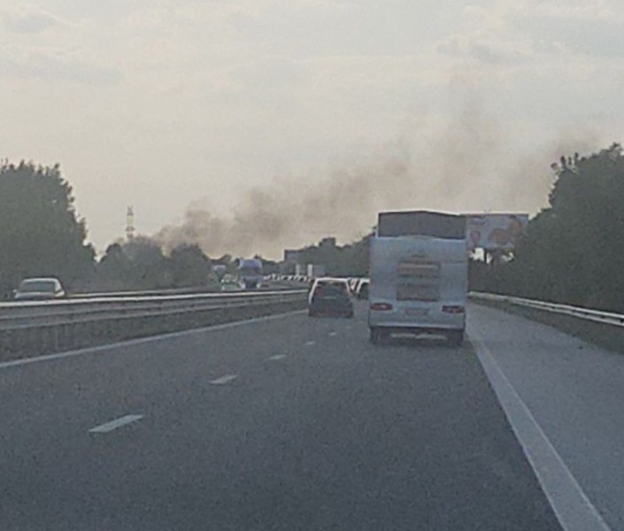 Отклониха движението край Войводиново заради запалилия се тир